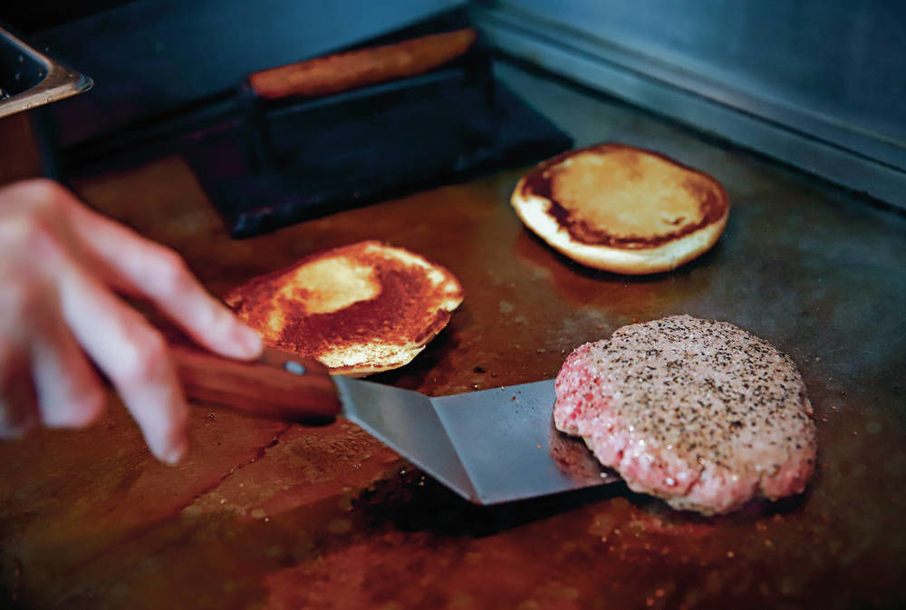 As Green Chile Cheeseburger Smackdown looms, competing chefs share some simple tips for a delicious classic